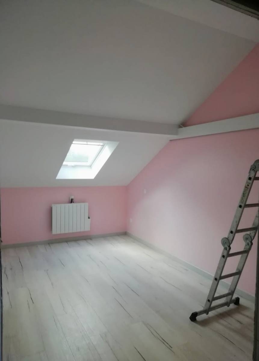 Comment agrandir visuellement une petite chambre dans un appartement à Lampertheim ?